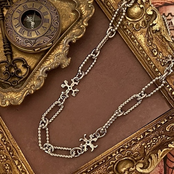 TORY BURCH • Rolled Tory Silver Roxanne Chain Logo Necklace - Picture 4 of 4